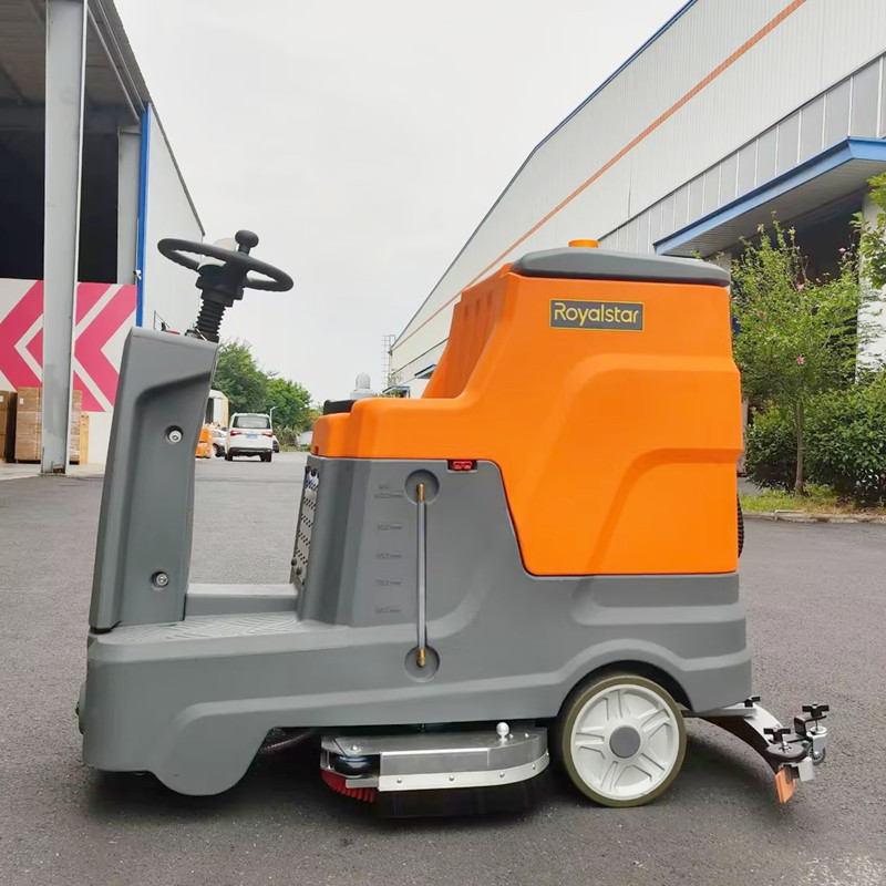 選擇駕駛式洗地機要考慮什么 選擇駕駛式洗地機要考慮什么.jpg